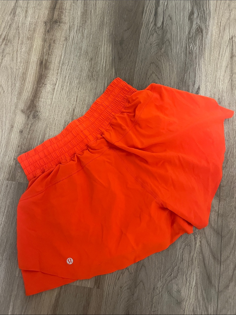 lululemon red shake it out HR 2.5 inch shorts - Picture 2 of 2